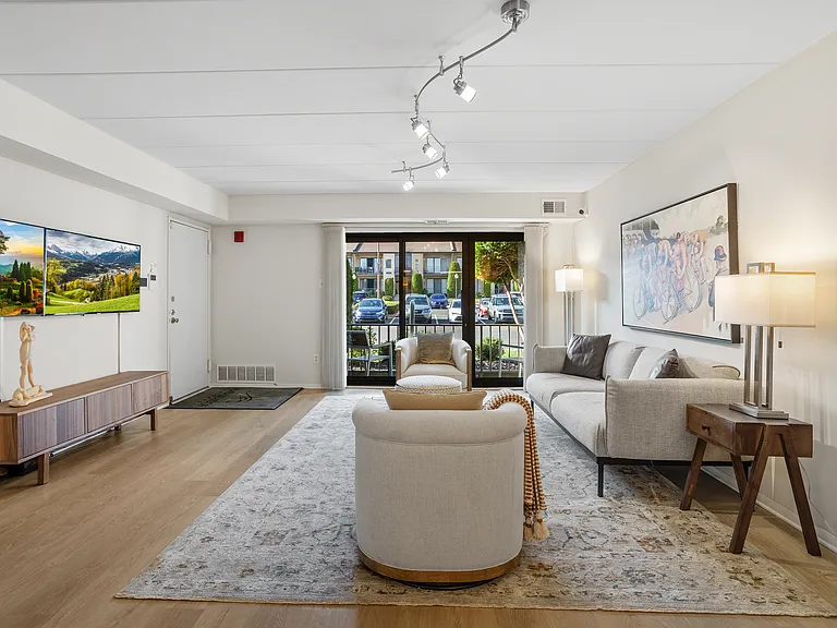 Ambassador Apartments — Photo 9