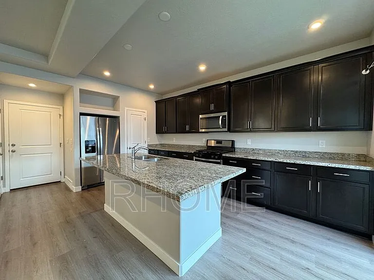 2527 N Wallace Way — Photo 3