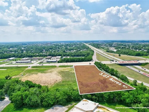 8707 N Green Hills Rd, Kansas City, MO 64154