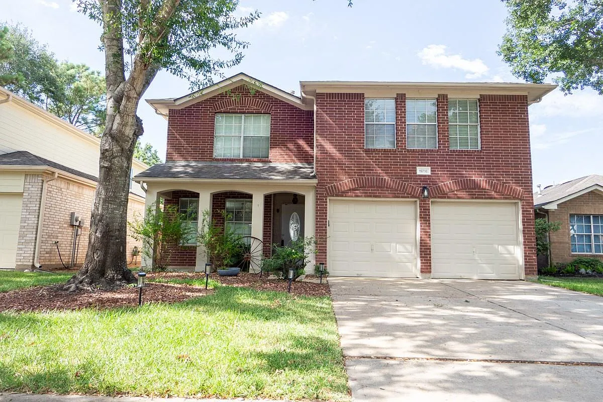 3 bed, 2.5 bath, 2352 sqft, $2,200 — Photo 1