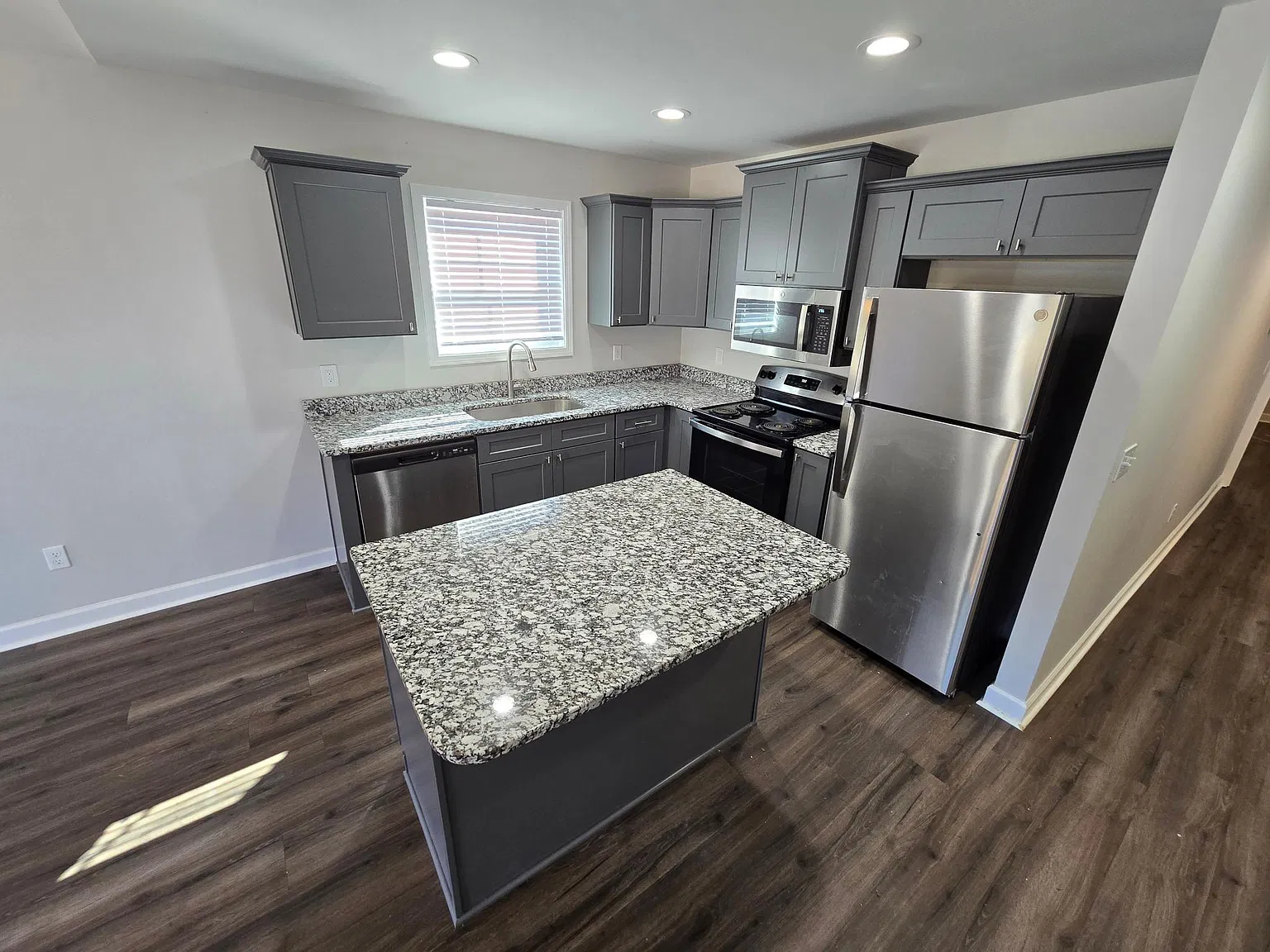 3 bed, 1200 sqft, $1,100 — Photo 2