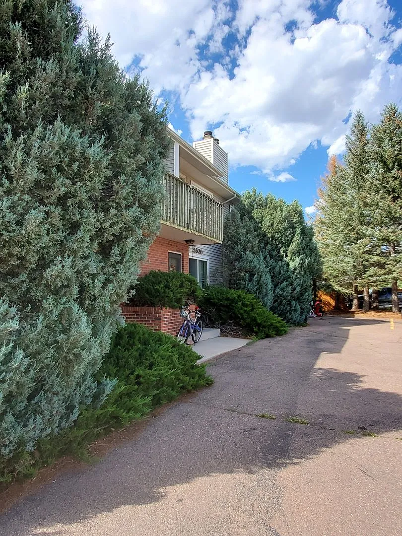 Townhome with 4 bedrooms, 2.5 bath — Photo 1