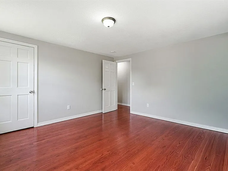 1107 N Pleasant St — Photo 23