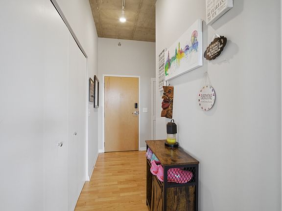 3rd image of 1122 W Catalpa Ave APT 910