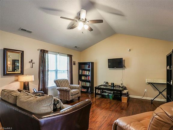 4th image of 105 Hammond Dr