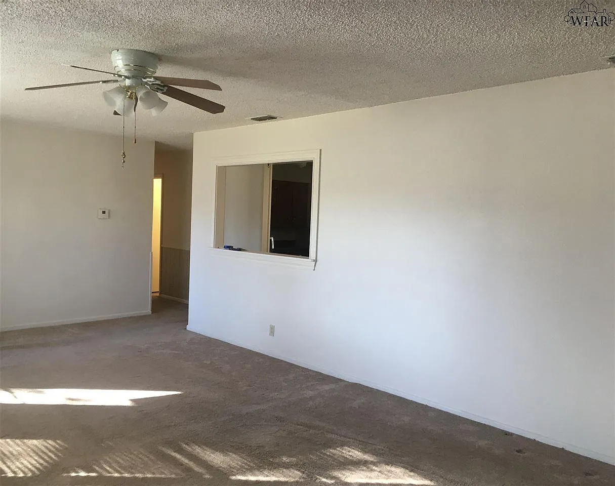 3 bed, 1.0 bath, 1218 sqft, $1,200 — Photo 3