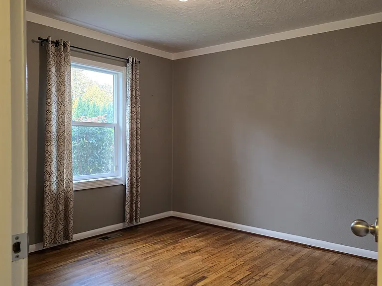 583 Delmar Dr N — Photo 20
