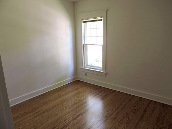 1st floor bdrm   10'10"x9'7"