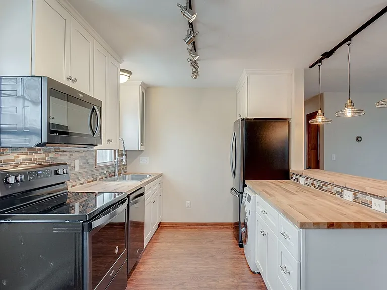 441 Grand Ave — Photo 5