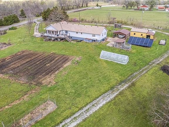 3rd image of 471 SW County Road F Rd