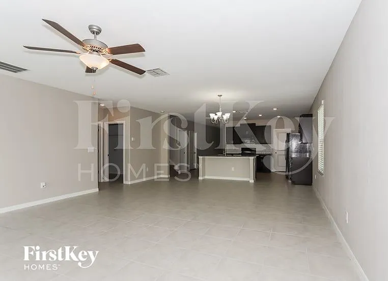 5 bed, 2.5 bath, 2949 sqft, $2,545 — Photo 2