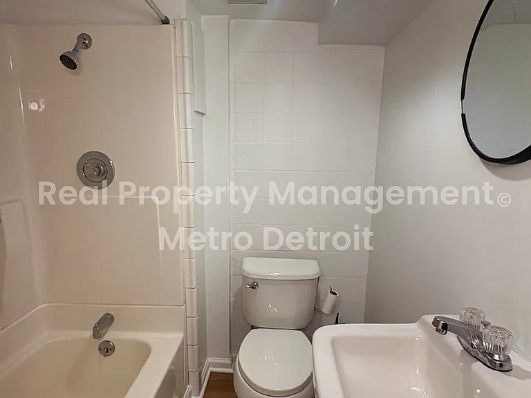 55 1/2 Kensington Blvd — Photo 11