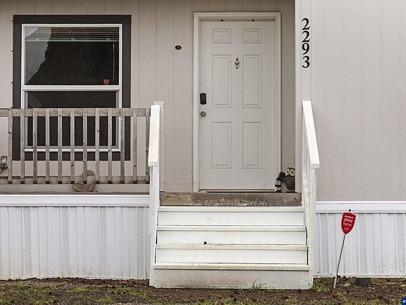 3rd image of 2293 47th Ave NE