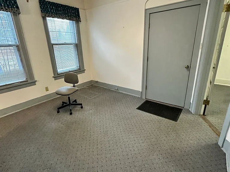 1524 N Farwell Ave — Photo 9