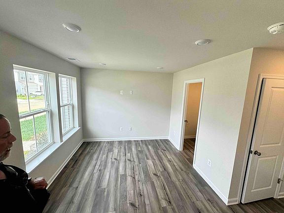 5th image of 141 Swan Field Ave