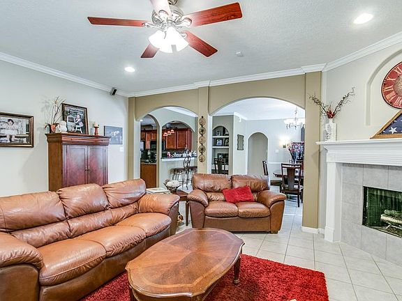 3rd image of 3609 Helen Ln