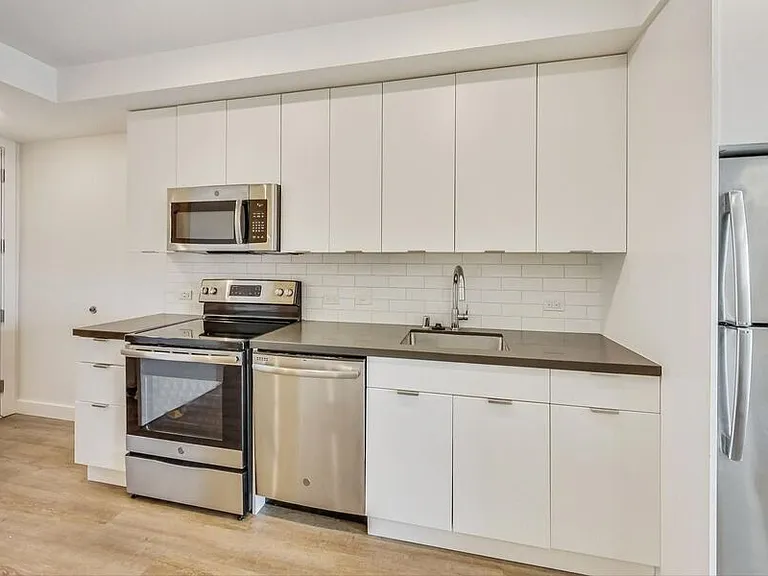 4045 Broadway — Photo 18