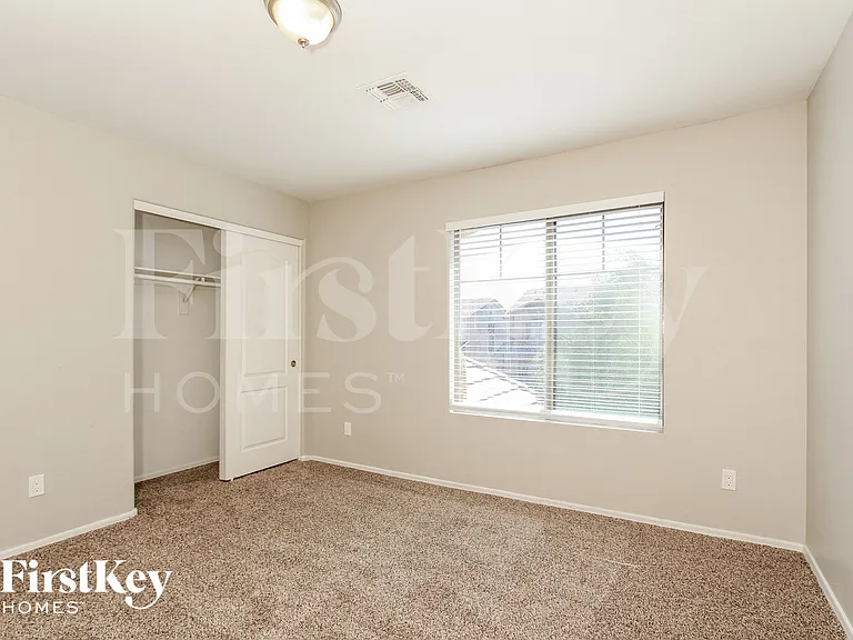 6724 S 49th Dr — Photo 11