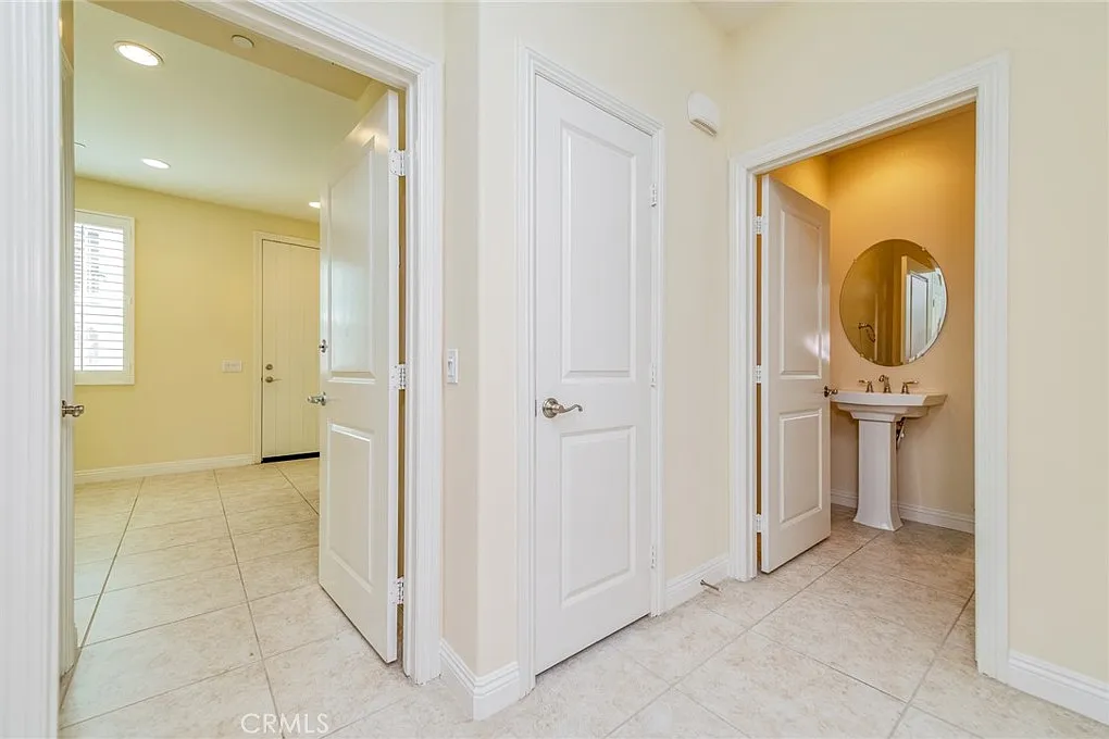 4 bed, 4.5 bath, 2439 sqft, $5,800 — Photo 3