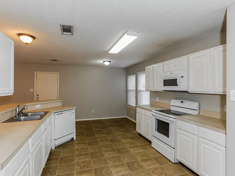 735 Cedarwood Dr — Photo 7