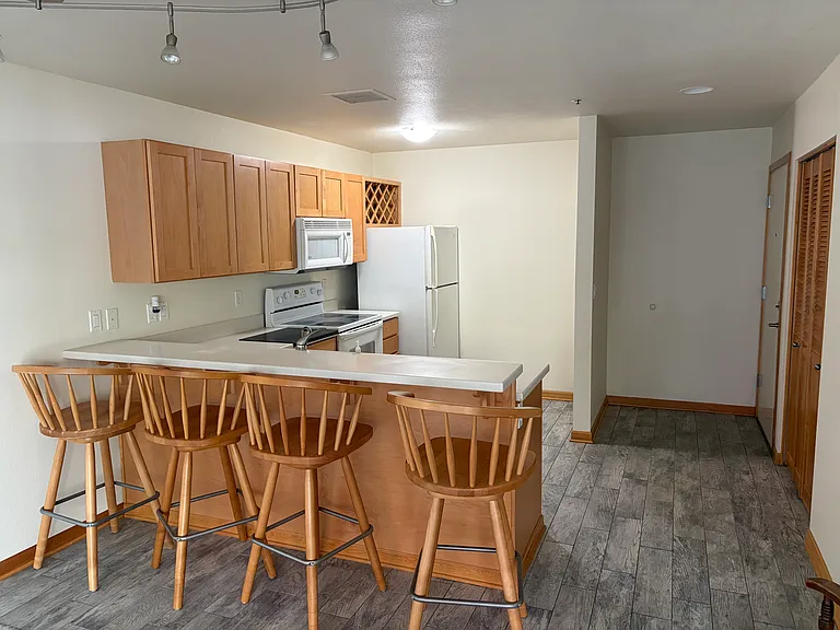 920 NW Naito Pkwy #J24 — Photo 3