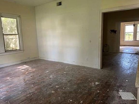 3rd image of 3115 Woodrow Dr
