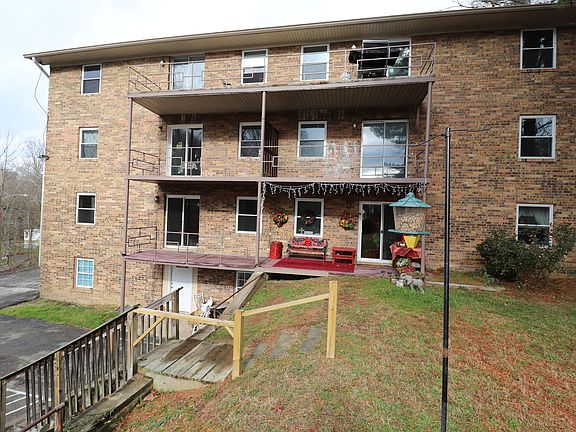 2nd image of 952 Chadwick Dr #1-7