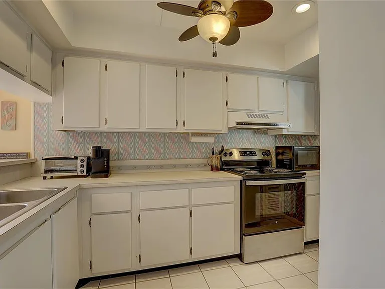 428 Windrush Bay Dr #428 — Photo 17