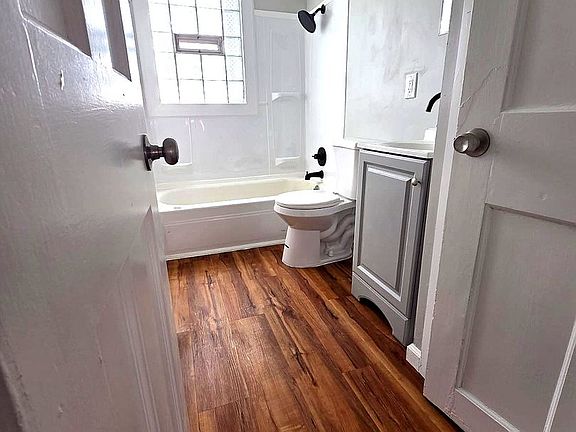 5th image of 525 E 222nd St