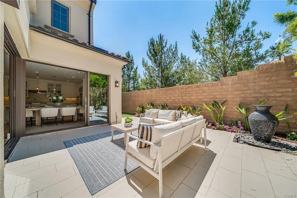 4 bed, 2424 sqft, $6,450 — Photo 3