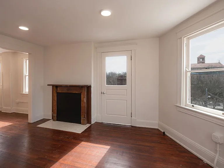 1740 Brewster Ave — Photo 23