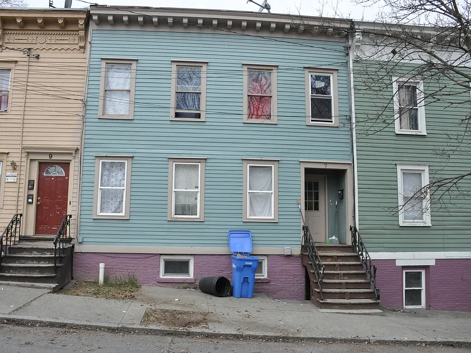 7 Teunis St #2