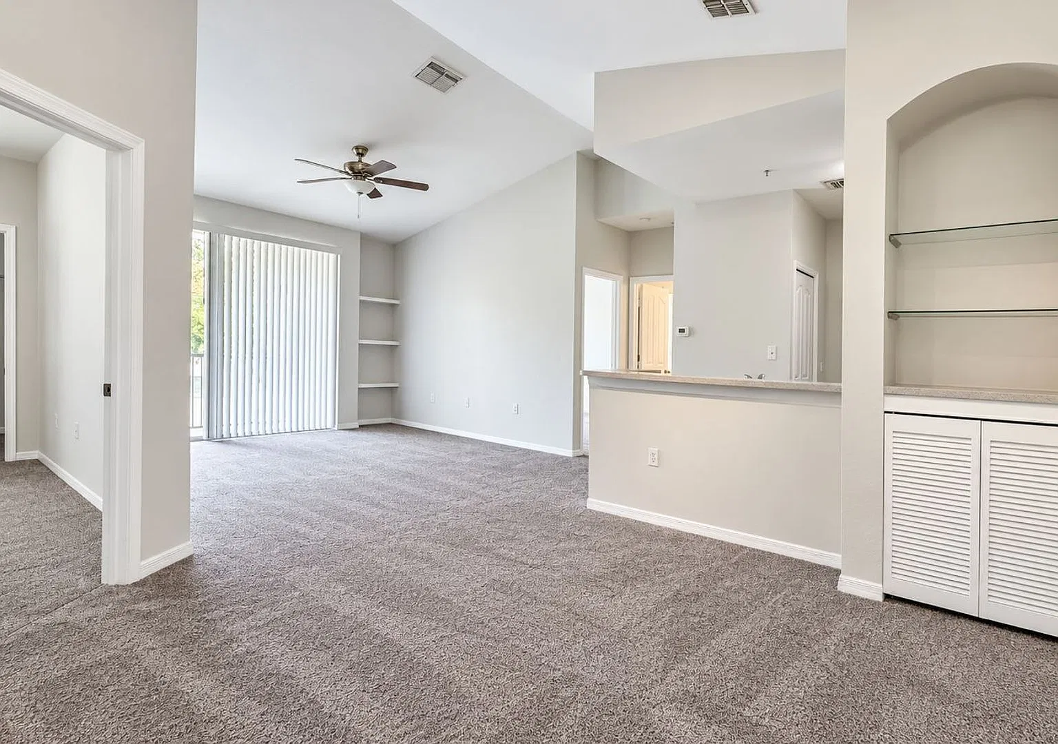 Spacious 2 Bedroom Condo in Visconti Maitland — Photo 2