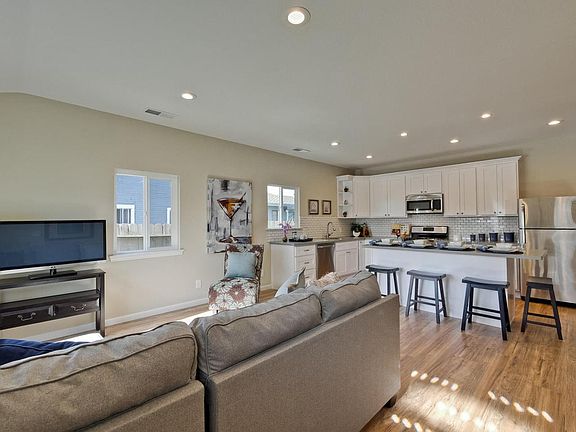 3rd image of 330 West Ct