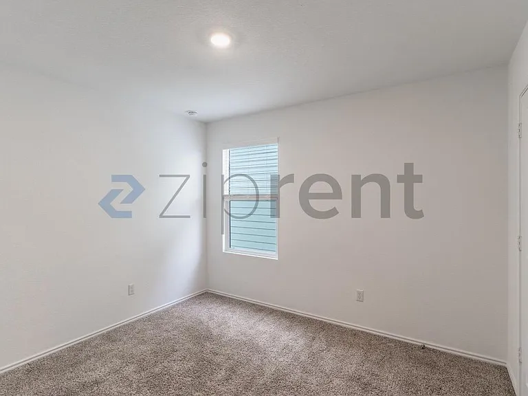889 Powell St — Photo 10
