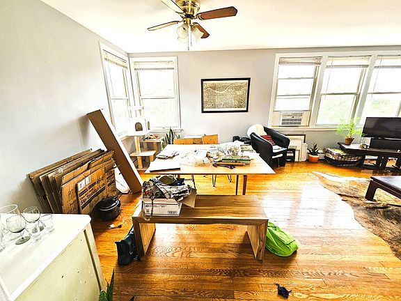 5th image of 2406 W Farragut Ave #3