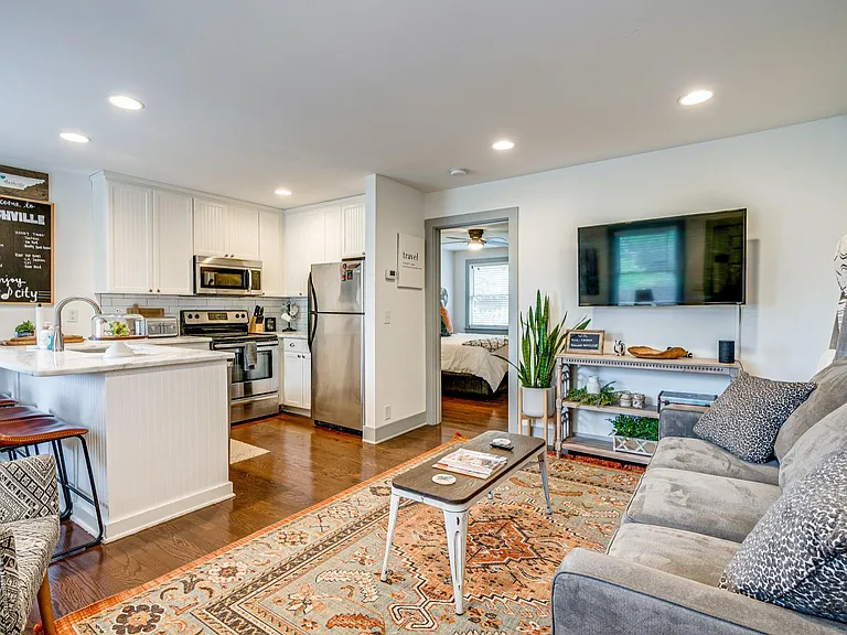 818 Fatherland St #5 — Photo 1