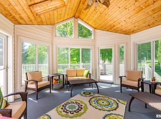 5 Elmwood Dr, Blue Grass, IA 52726