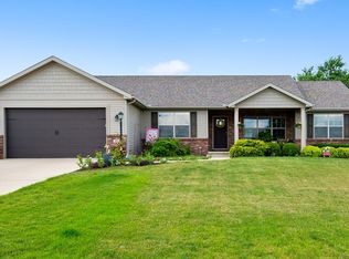 20 Boulder Dr, Carlock, IL 61725