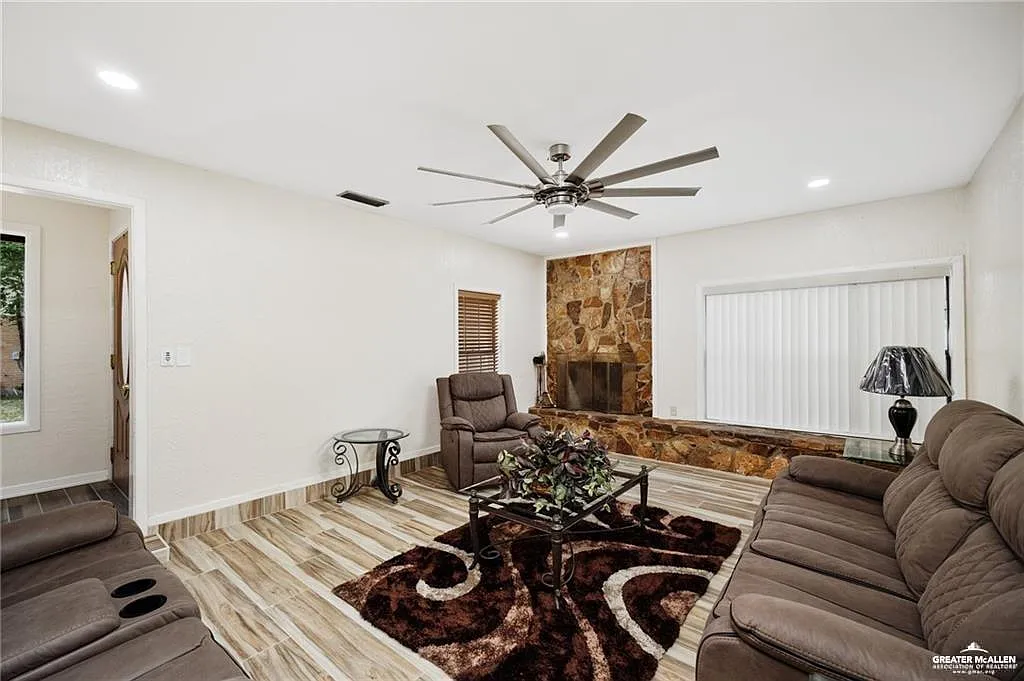 3 bed, 2.0 bath, 1901 sqft, $1,500 — Photo 2