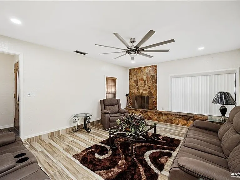 410 Stacie Ln — Photo 2