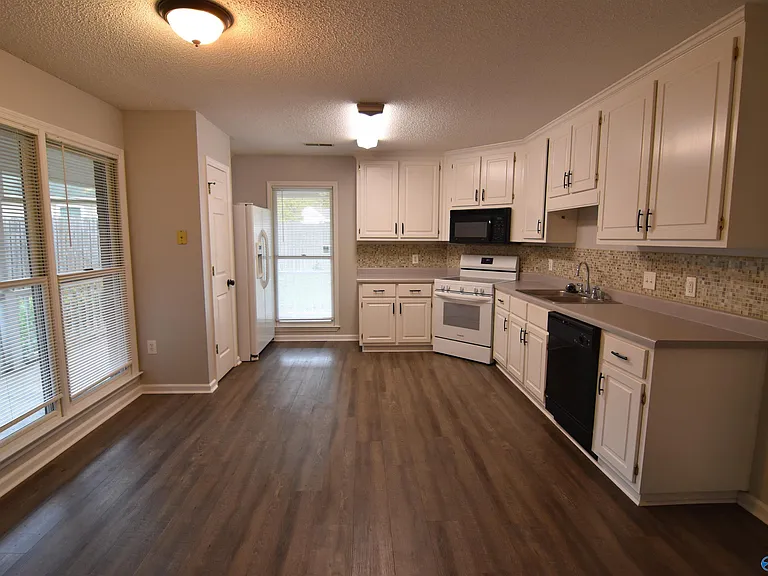 103 Tess Cir NE — Photo 6