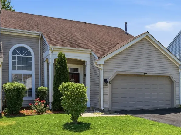 15 W Country Walk Dr, Round Lake Beach, IL 60073
