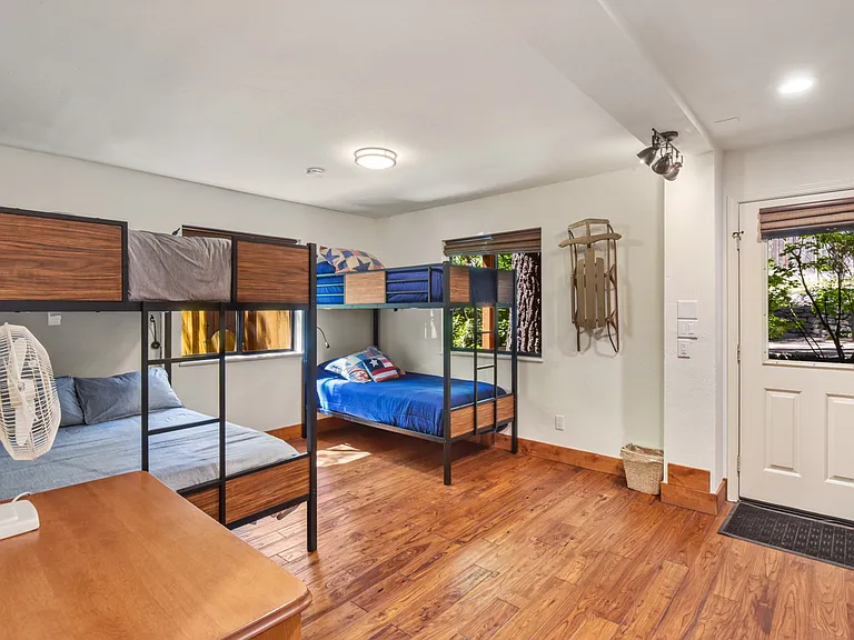 9833 Yacht St — Photo 32