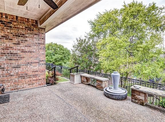 4th image of 742 Pelican Hills Dr