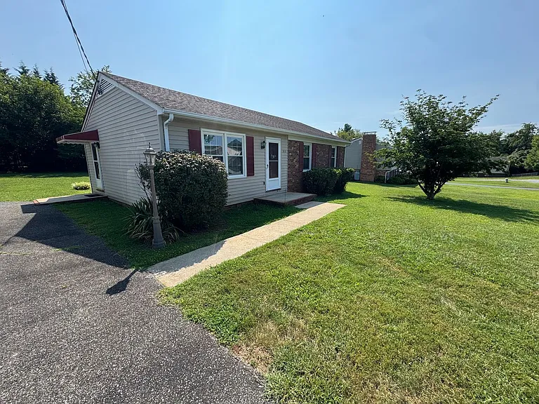 312 Foreston Dr — Photo 2