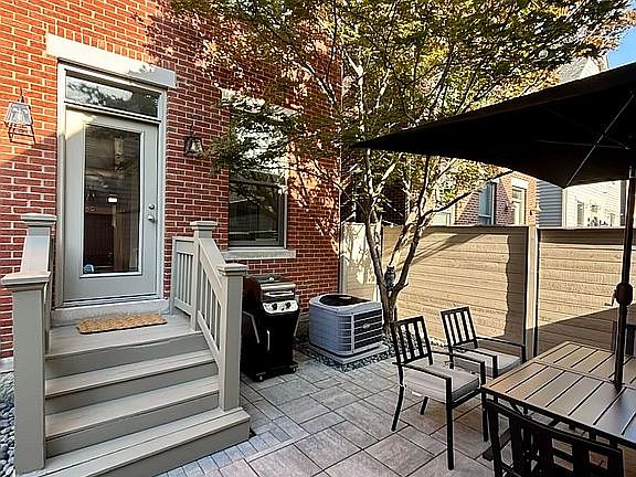 3rd image of 1043 Perry St