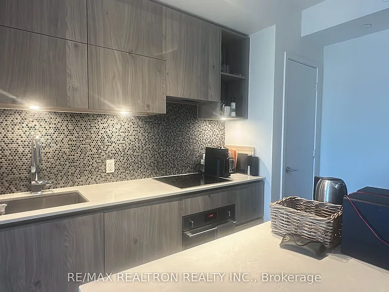 1 Yorkville Ave #4606 — Photo 2