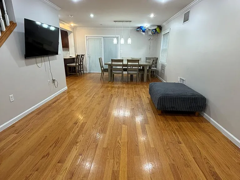 16431 Underhill Ave — Photo 2