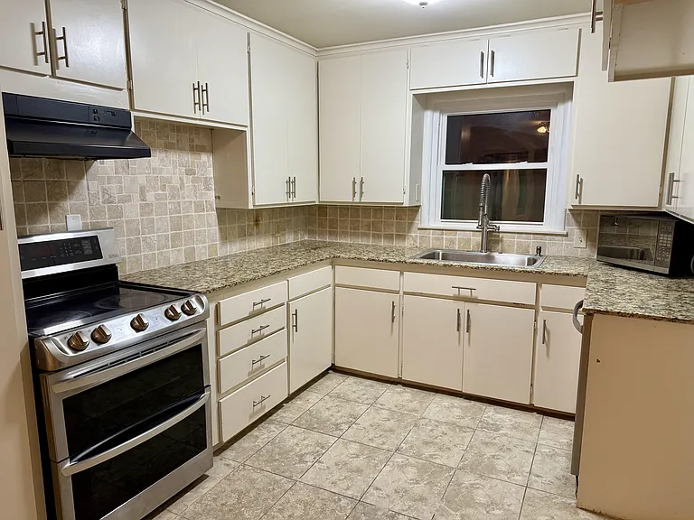 E 32nd Pl — Photo 5